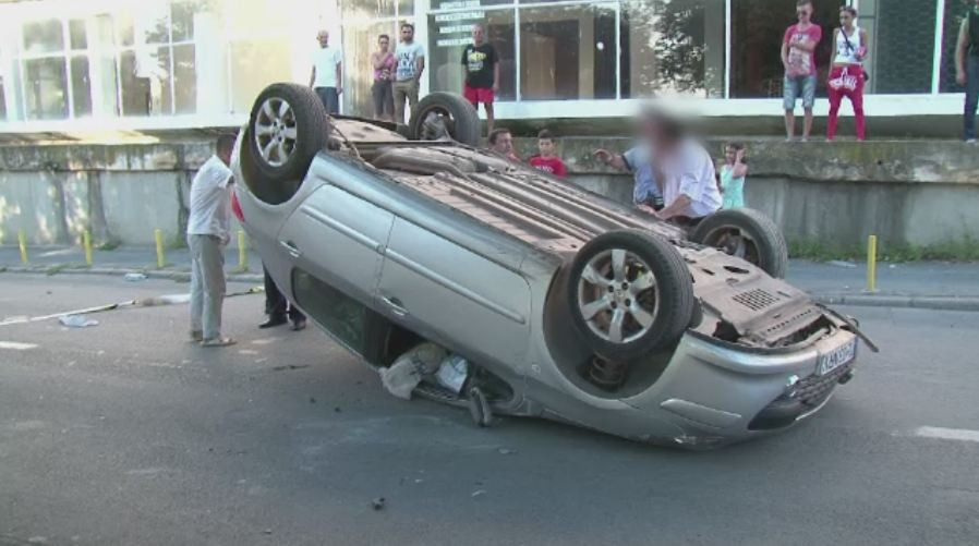 A baut, apoi s-a oferit sa isi duca prietenul acasa cu masina. Pasagerul a sfarsit la spital, cu rani la cap si umar