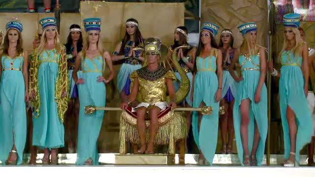 Radu Mazare a fost incoronat ca Ramses al Doilea de un harem format din tinere frumoase. Pe scena au fost lei si serpi