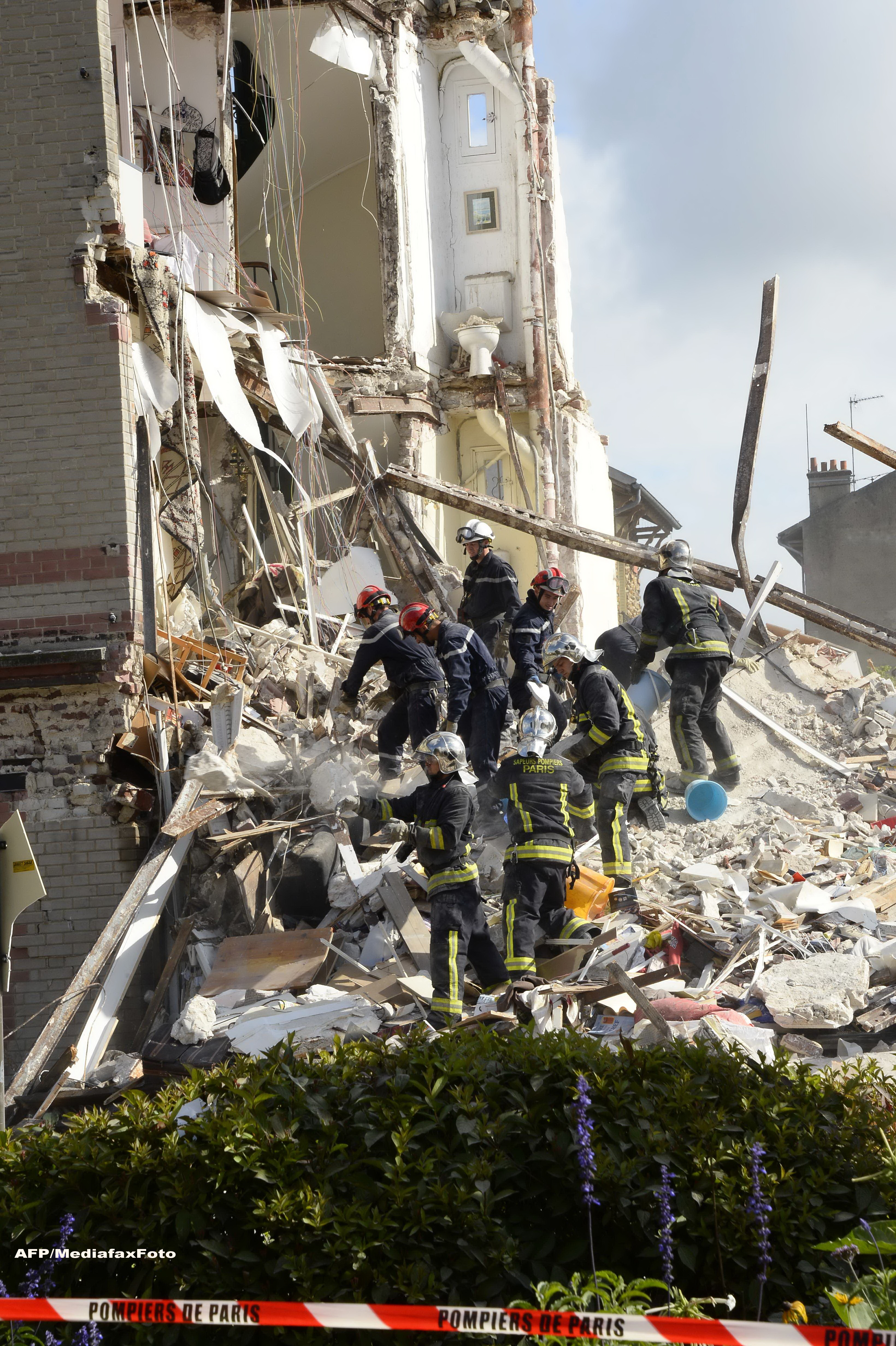 Trei morti si 11 raniti langa Paris, dupa o explozie la un bloc: "Ne asteptam sa mai gasim victime sub daramaturi