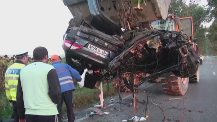 Accident violent pe o sosea din Neamt. Trei oameni au murit dupa ce masina lor a lovit un copac si s-a rupt in doua