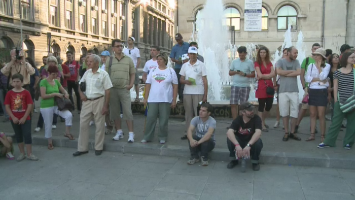 Proteste in mai multe orase din tara fata de traseismul politic. Oamenii i-au cerut lui Ponta sa retraga ordonanta de urgenta