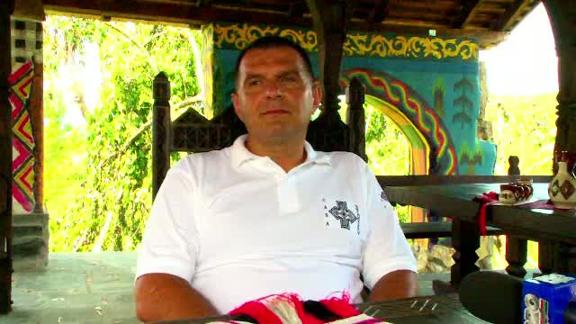 Profesorul care restaureaza case din Maramures. "Daca scoti "cariile" de pe ele, lemnul renaste si devine o poezie"