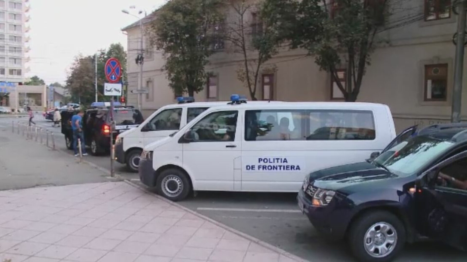 Doi tineri politicieni din Capitala, banuiti ca ar face parte dintr-o retea de crima organizata. Cum erau "mutati" migrantii