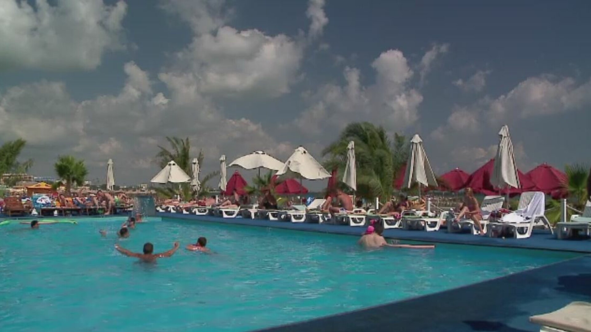 "Apa e mai curata" sau "Nu vreau sa ma tai in scoici". Scuzele romanilor care bat drumul pana la mare, sa stea la... piscina