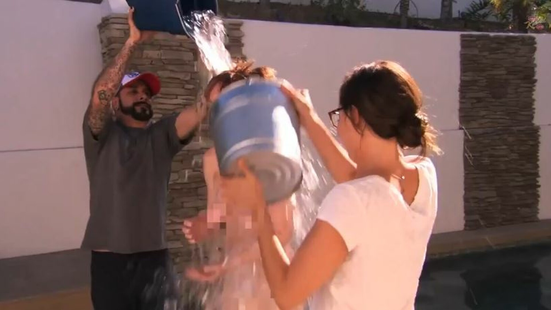 Singura vedeta din SUA care a renuntat la haine inainte sa accepte provocarea Ice Bucket Challenge. Imaginile, difuzate la TV