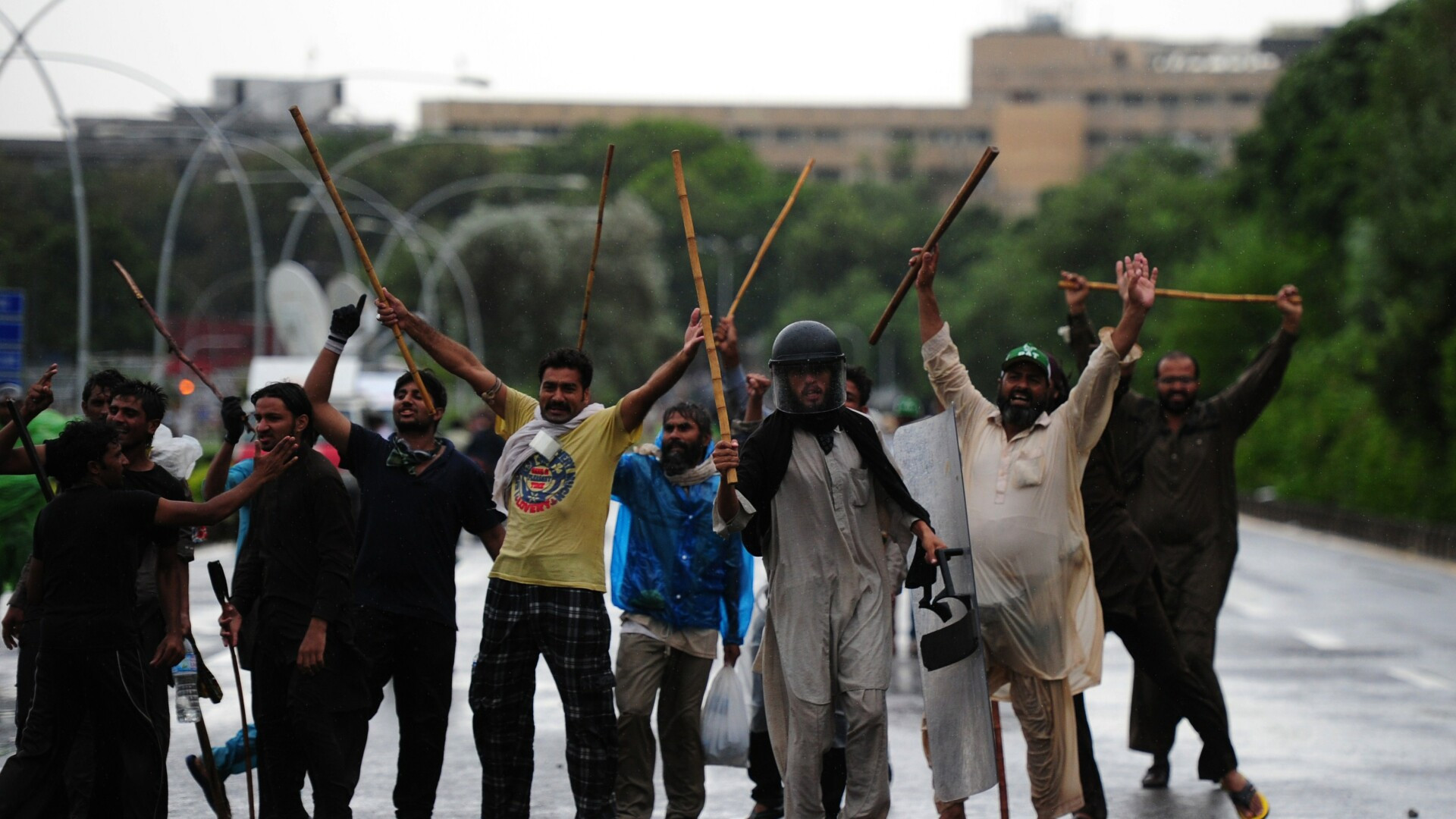 Proteste antiguvernamentale in Pakistan. Manifestantii au oprit emisia televiziunii publice