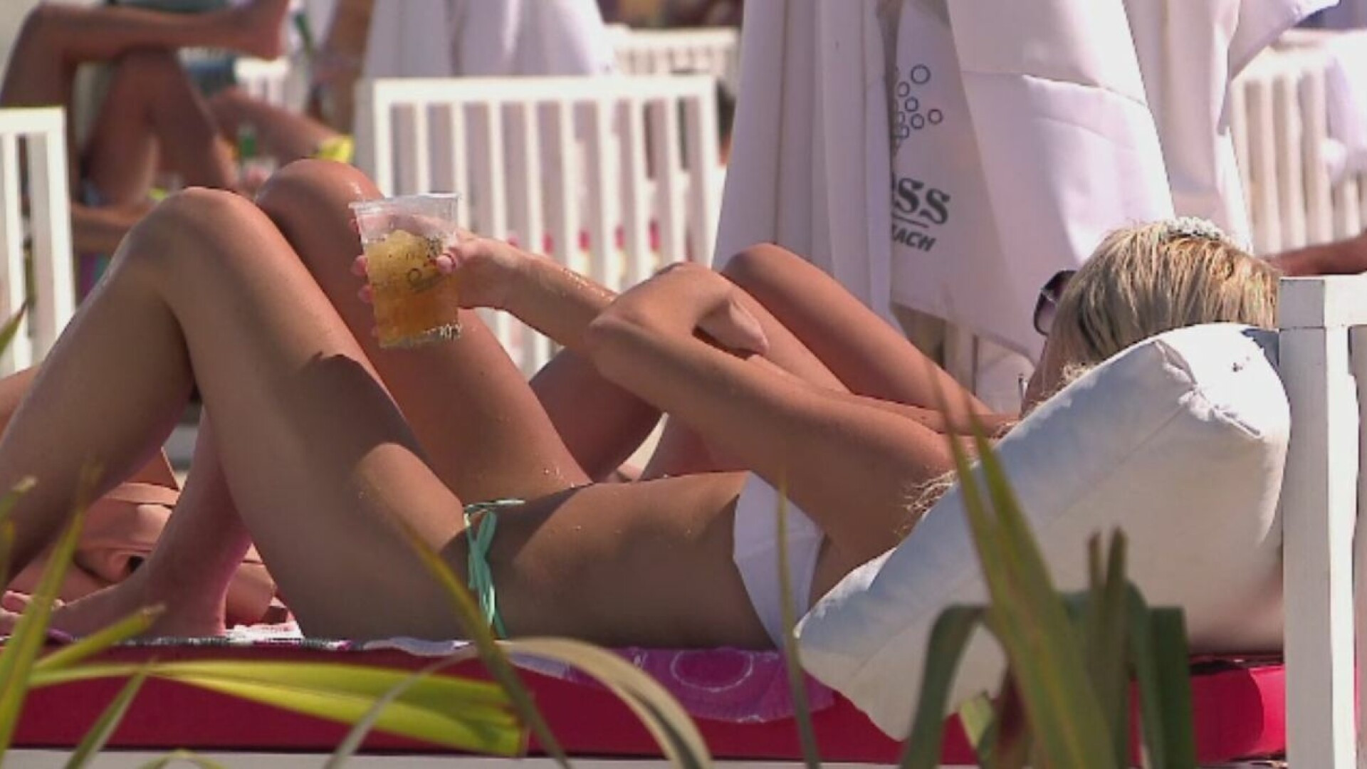 Sute de romani au ajuns la mare in prima zi de toamna. Ofertele hotelurilor inscrise in programul "Litoralul pentru toti"