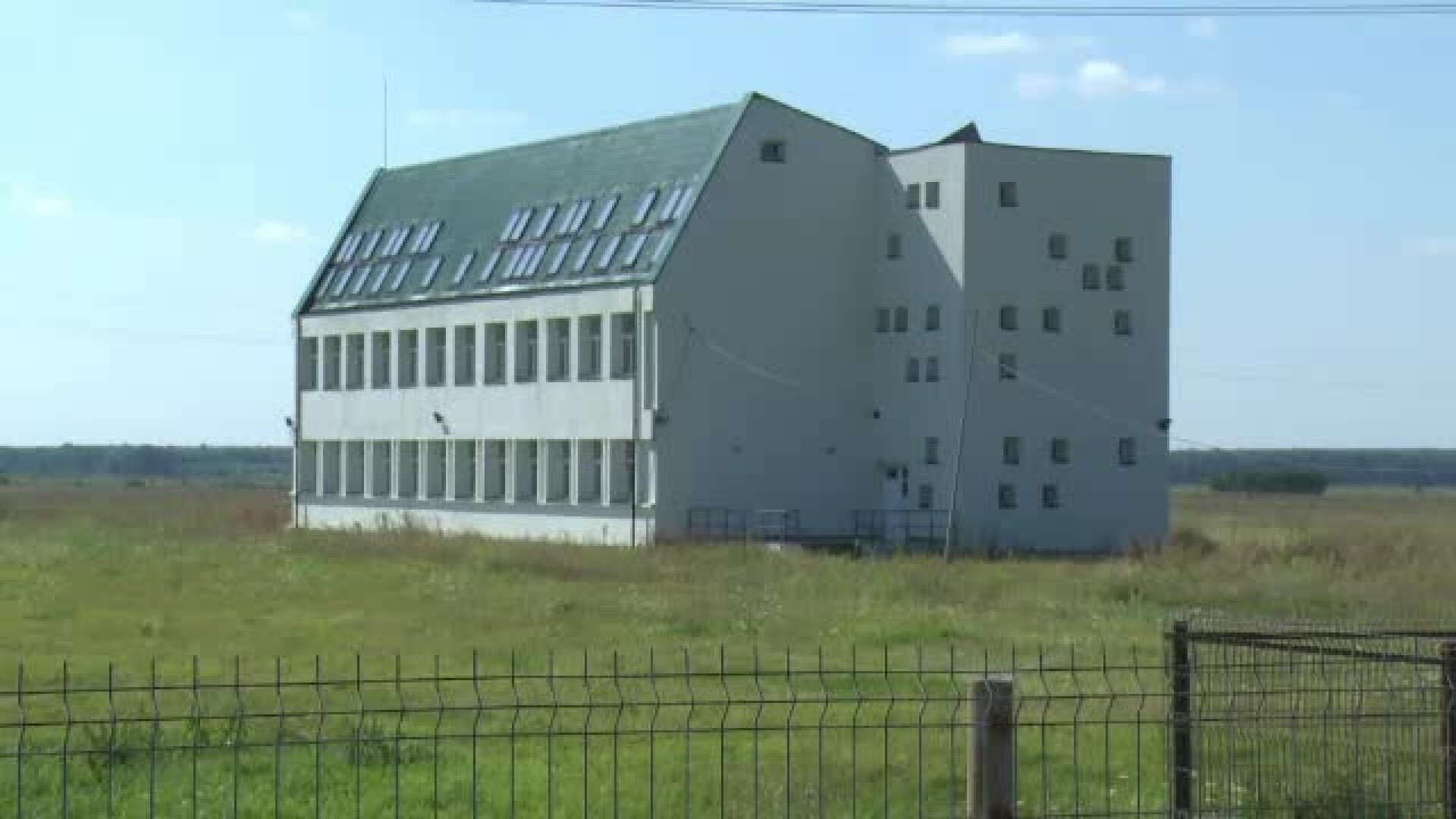 Comuna care sta si se uita la 1 milion de euro, asteptandu-i pe chinezi. Ce s-a ales de liceul tehnologic, abandonat de 3 ani