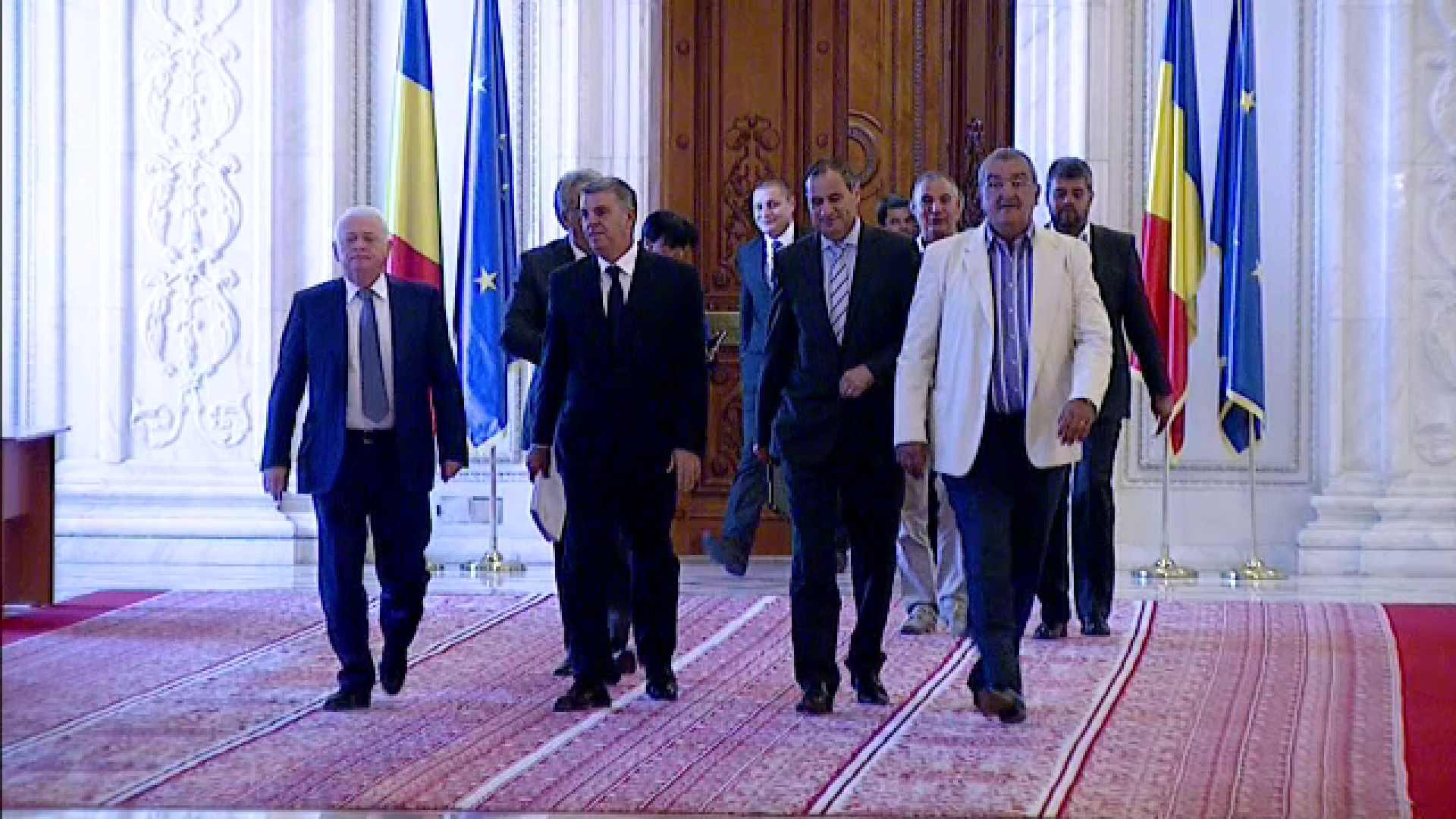 Atmosfera de concediu in prima zi de lucru in Parlament. Sirul "nefericit" de evenimente care au amanat votarea a doua legi