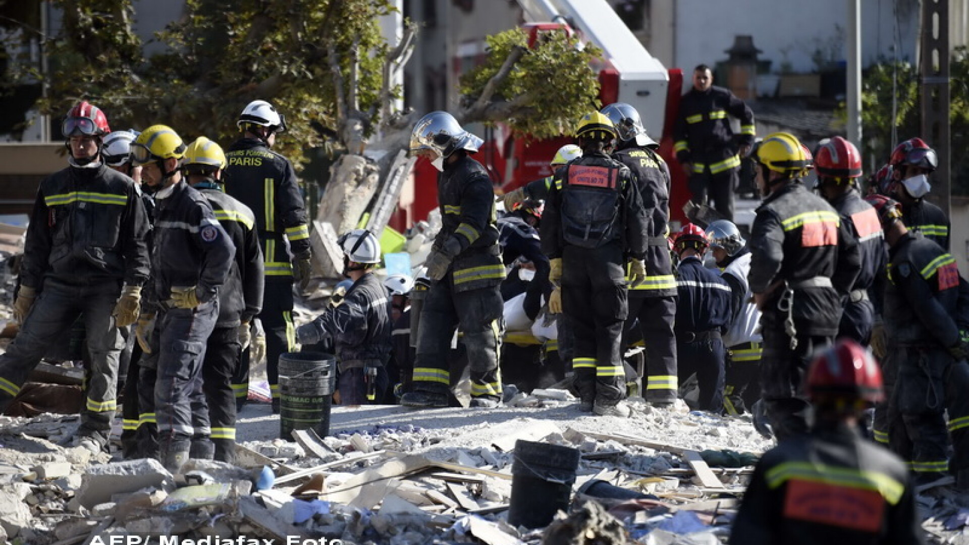 Opt persoane au murit dupa prabusirea blocului de langa Paris. Bilantul definitiv al autoritatilor