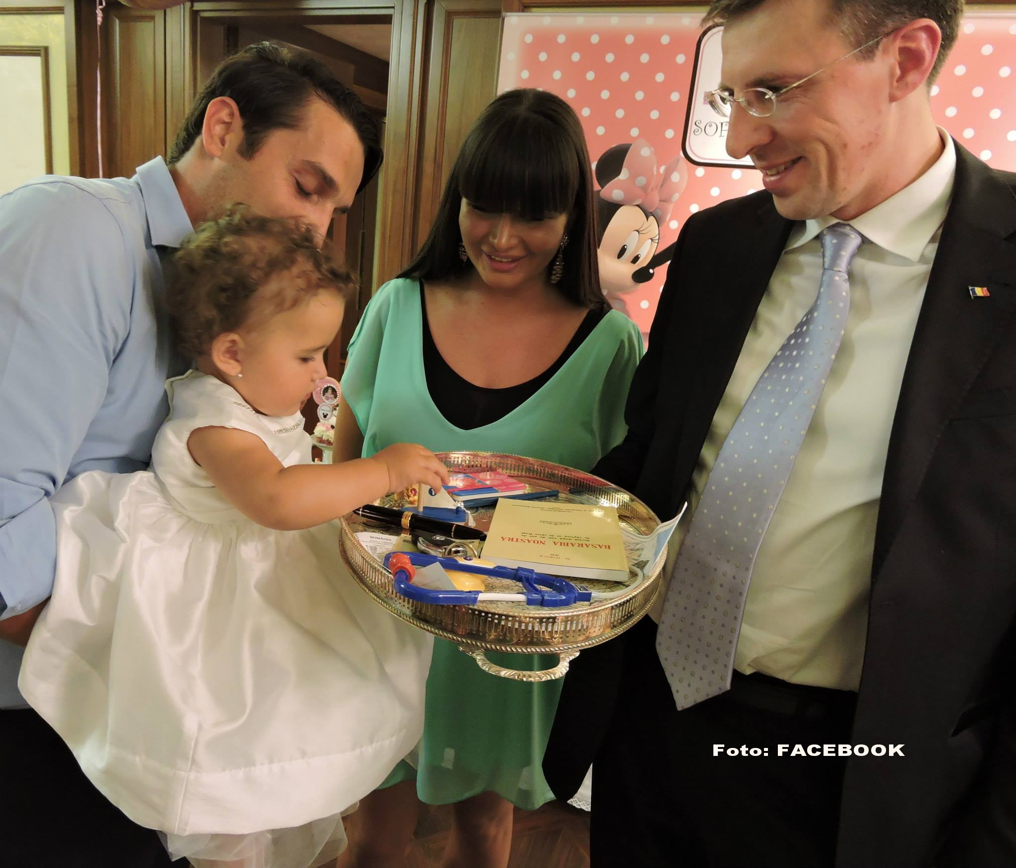Sofia Anais, nepoata presedintelui Basescu, a implinit un an. Ce a ales, potrivit traditiei, de pe tava cu mai multe obiecte