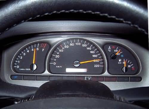 Prins cu 197 km/h, pe un drum unde viteza maxima admisa este de 100 km/h. Cum i-a sfidat soferul pe politisti