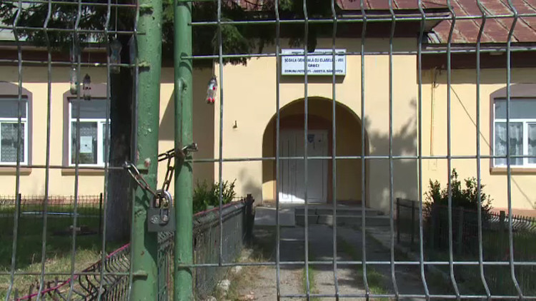 Caz foarte grav intr-o scoala din Capitala. O eleva s-a ranit la cap in timpul orei de sport, care se desfasura pe HOL