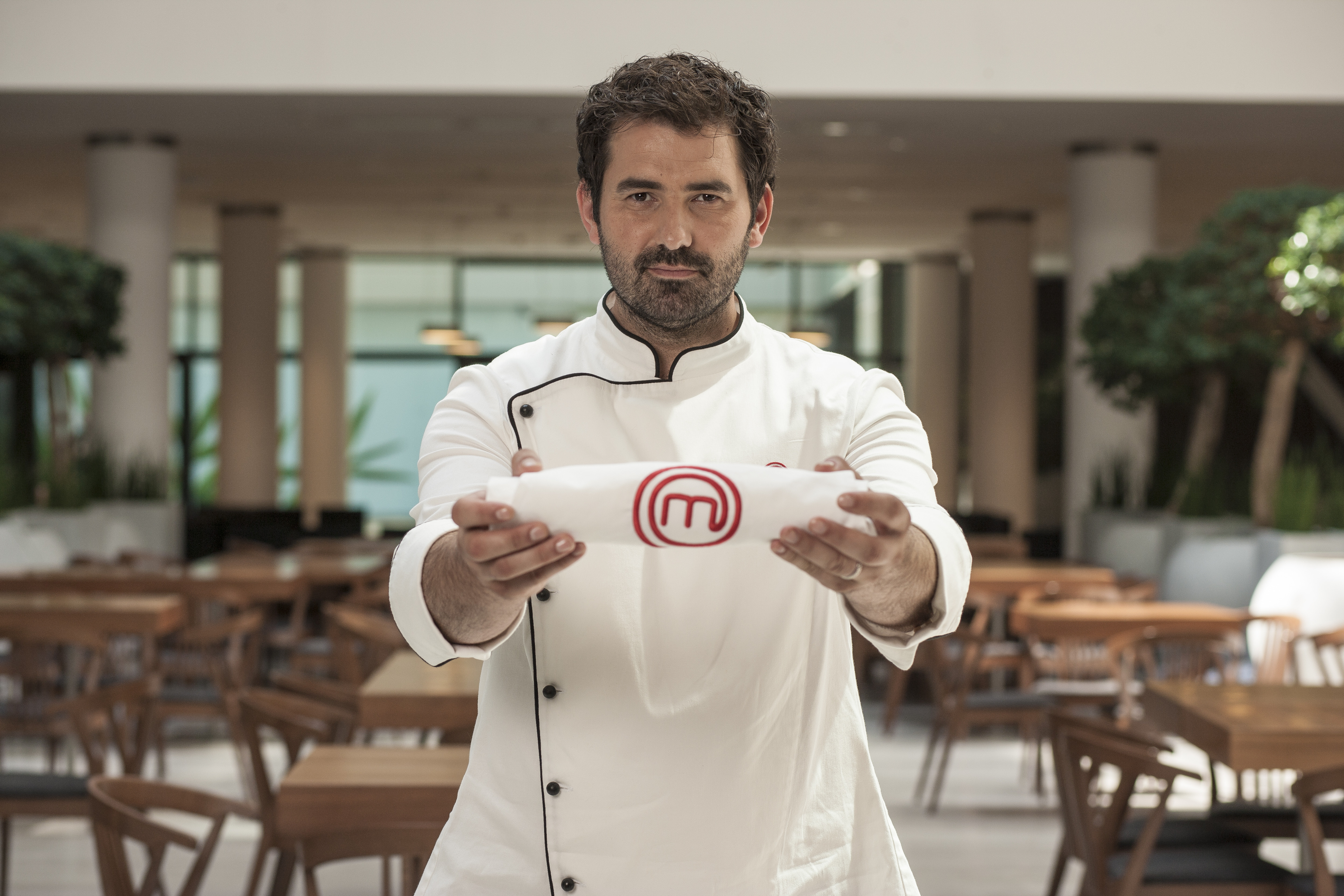 Adrian Hadean e pasionat de bucataria romaneasca, a purtat flacara olimpica si promite sa nu arunce farfurii la "MasterChef"