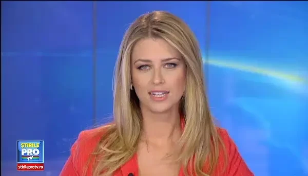 Au aparut primele poze cu rochia de mireasa purtata de Angelina Jolie la nunta cu Brad Pitt. Cum arata vedeta