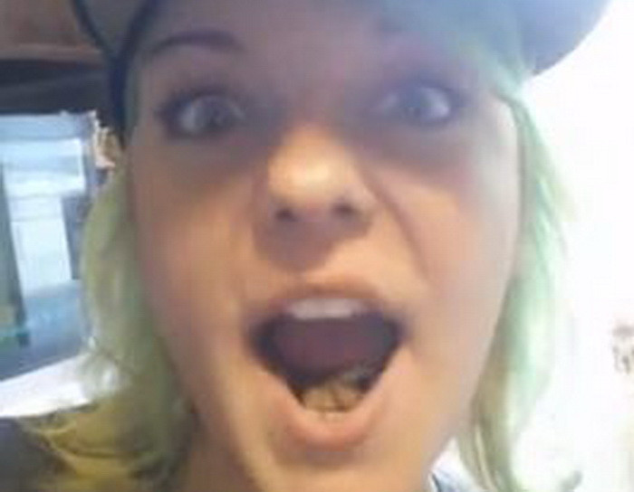 Multi au privit speriati aceste imagini. Cum a devenit o tanara din SUA vedeta pe internet peste noapte. VIDEO