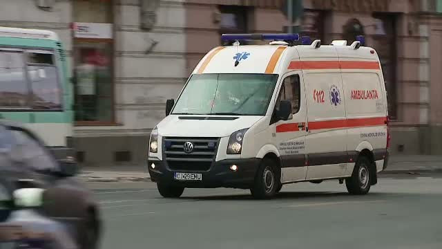 Un tanar a murit si altul a fost ranit dupa ce masina lor s-a rasturnat in albia unui rau, in Cluj