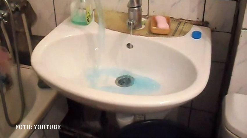 Surpriza pe care au avut-o locuitorii unui oras din Moldova cand au deschis robinetul. "Nu arata tocmai sanatos". VIDEO