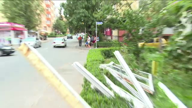 Un balcon luat de vant era sa cada peste un taxi la Pitesti. Lucrarea de mantuiala care putea duce la o tragedie