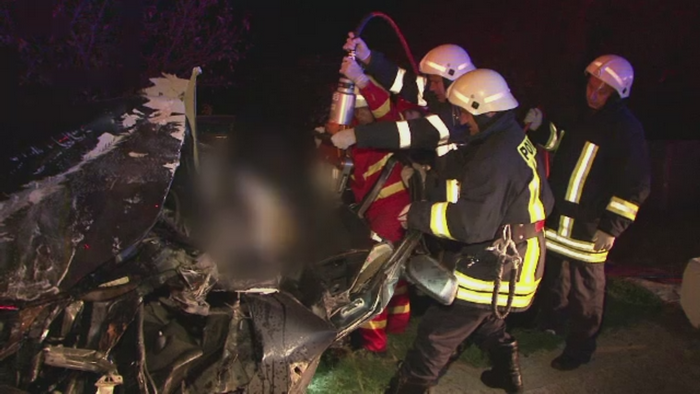 Accident soldat cu trei morti si un ranit grav, in Bacau. Masina in care se aflau s-a izbit puternic de un cap de pod