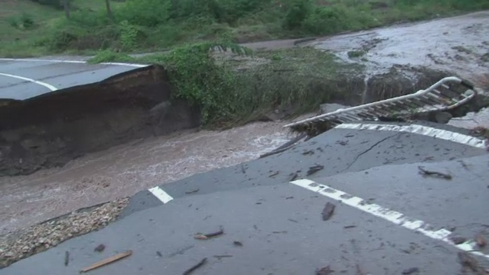 Dezastru in urma ploilor, in Mehedinti. Circulatia intre doua localitati, intrerupta, dupa ce un pod a fost luat de ape