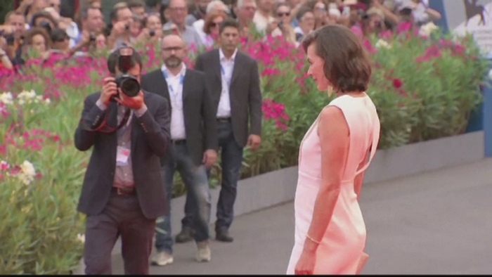 Festivalul de Film de la Venetia. Actrita Mila Jovovich si-a prezentat burtica de gravida pe covorul rosu