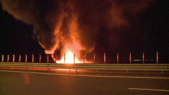 Clipe de cosmar pentru un clujean, a carui masina a luat foc in mers. Acesta s-a salvat sarind din autoturism