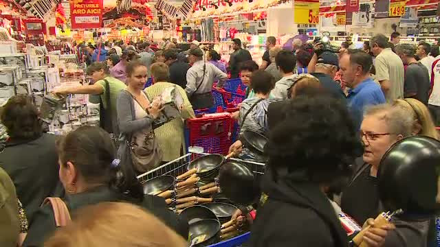 O noua "batalie" pentru TIGAI la promotie s-a dat joi, intr-un magazin din Capitala. "Am luat 4-5. Mai am acasa, dar mai iau"