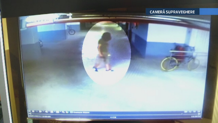 CAMERA DE SUPRAVEGHERE. Trei copii au fost filmati in timp ce se chinuie minute in sir sa fure o bicicleta