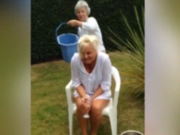 A raspuns provocarii Ice Bucket Challenge si a fost suspectata ca si-a rupt gatul. Accidentul grav suferit de o femeie. VIDEO