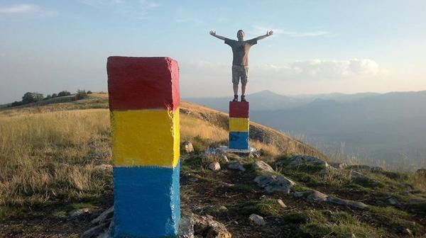 Bornele kilometrice din Muntii Trascau, vopsite din culorile Ungariei in culorile Romaniei