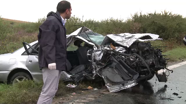 Accident grav in Arad. Doi morti si zece raniti dupa ce un Audi s-a izbit cu viteza intr-un microbuz