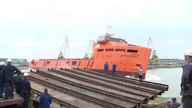 Lansare cu emotii a unei nave construite la Galati. Doi muncitori au fugit inainte sa fie raniti