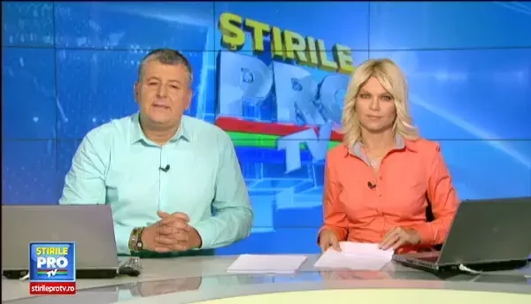 Festivalul de Film de la Venetia. Actrita Mila Jovovich si-a prezentat burtica de gravida pe covorul rosu