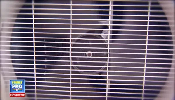 Omul care aduce aerul conditionat. Pentru el, canicula inseamna bani iar satisfactia vine din