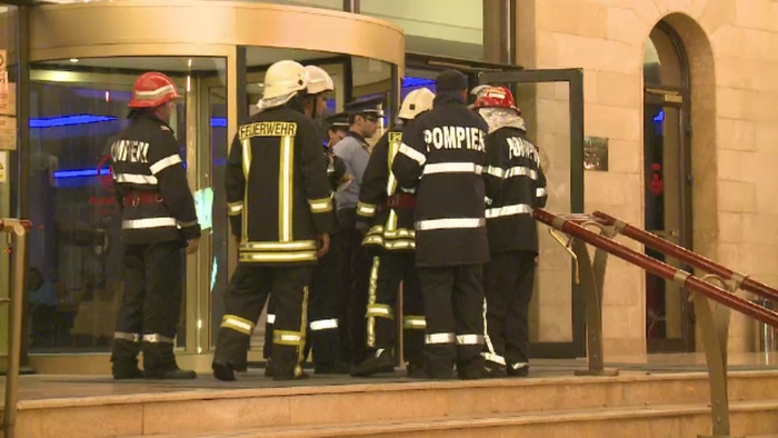 Panica la un hotel de lux din Bucuresti. Clientii au fost evacuati dupa ce acoperisul cladirii a fost cuprins de flacari