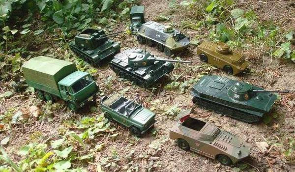 Rusia ironizeaza SUA postand pe Twitter fotografii cu tancuri de jucarie: Dovada NATO ca trupele ruse invadeaza Ucraina