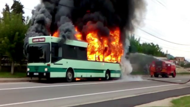 Un autobuz plin cu pasageri a luat foc in mers. Flacarile au inghitit vehiculul, iar calatorii au fost evacuati de urgenta