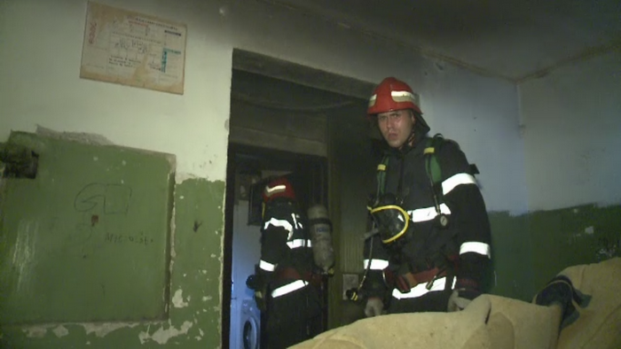 Doi barbati din Bucuresti au ajuns la spital, dupa explozia unei butelii. Locatarii blocului au crezut ca este cutremur