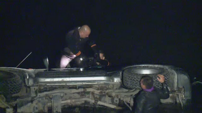 Un sofer a ajuns cu masina in Dambovita din cauza vitezei. Scafandrii cauta posibile victime