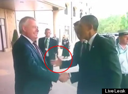 Moment stanjenitor la summitul NATO. Barack Obama l-a lasat pe premierul britanic David Cameron cu mana intinsa de doua ori