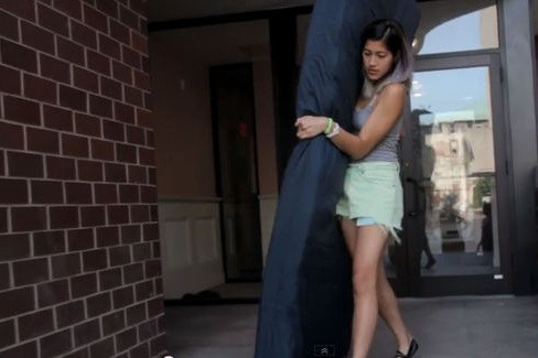 Toti au ras de ea cand au vazut-o mergand la cursuri cu salteaua in brate. Povestea tulburatoare din spatele gestului ei