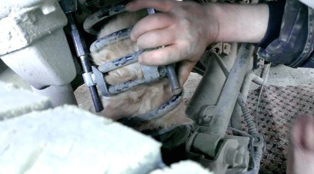 S-a oprit sa faca plinul si a auzit un zgomot ciudat de sub masina. Ce a gasit sub capota: "Nu-mi pot explica"