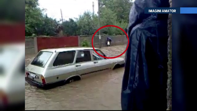 O ploaie de 24 de ore a blocat complet orasul Caracal. Strazi si case au fost inundate dupa ce apa s-a revarsat de pe dealuri
