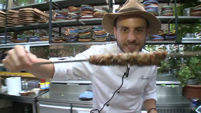 Romanii consuma, in medie, 1 milion de shaorma pe zi. Chef FOA de la "MasterChef" vrea sa-i tenteze cu o noua reteta de mici