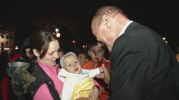 Traian Basescu a vizitat Sannicolau Mare, de zilele orasului. Cadoul surpriza pe care i l-a facut sotiei sale