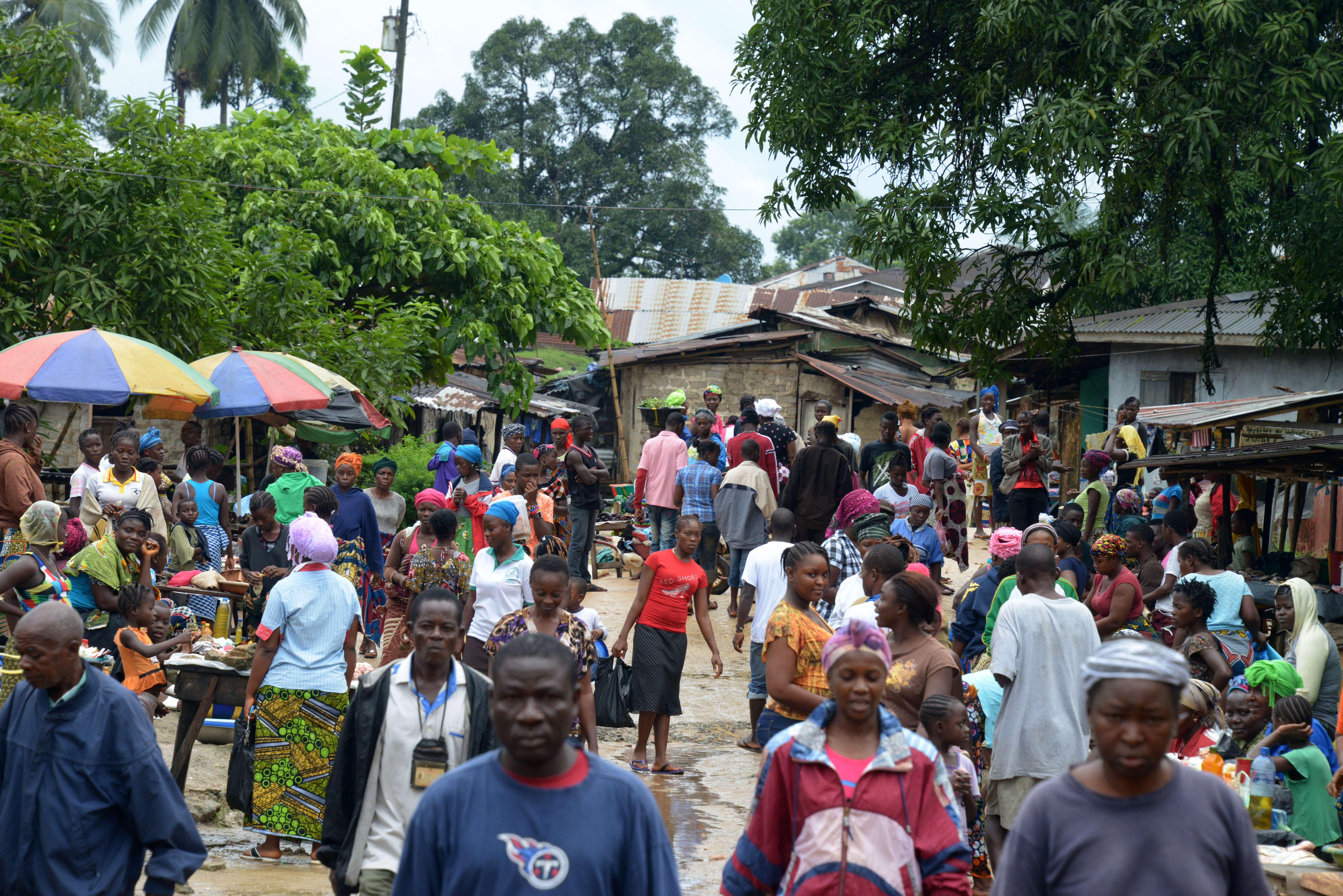 Efectele Ebola. Un oras din Liberia a ajuns inchisoare sub cerul liber. Toti locuitorii din Sierra Leone, izolati in case
