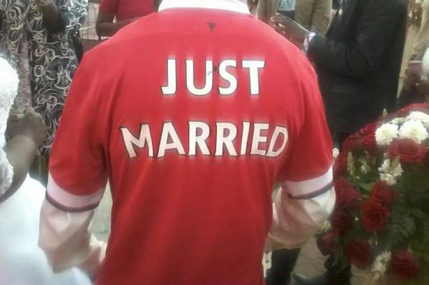 Nunta ciudata pentru doi indragostiti. Ceremonia a avut clubul de fotbal Manchester United ca tema