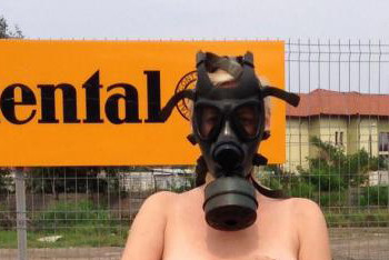 Ce au discutat primarul Timisoarei si soprana care a pozat nud, cu o masca de gaze pe fata, langa o fabrica de anvelope