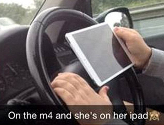 O soferita britanica a fost fotografiata in timp ce conducea cu 112km/h, avand iPadul pe volan